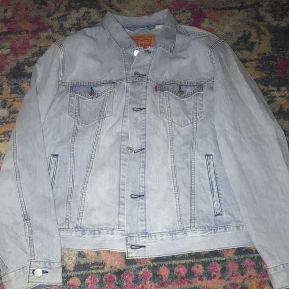 New light wash Levi’s Boyfriend Trucker Jacket - Picture 4 of 14